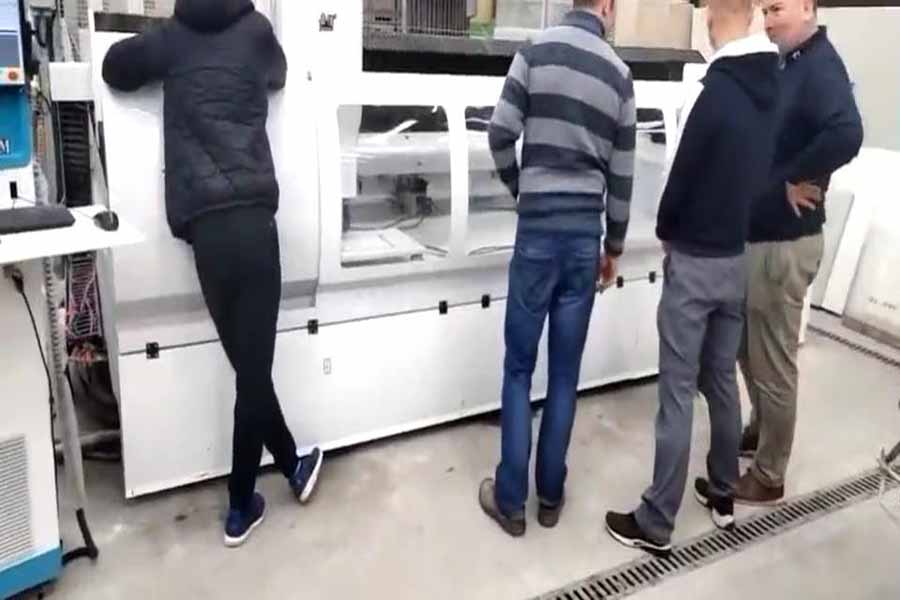 國外客戶設備安裝調試中